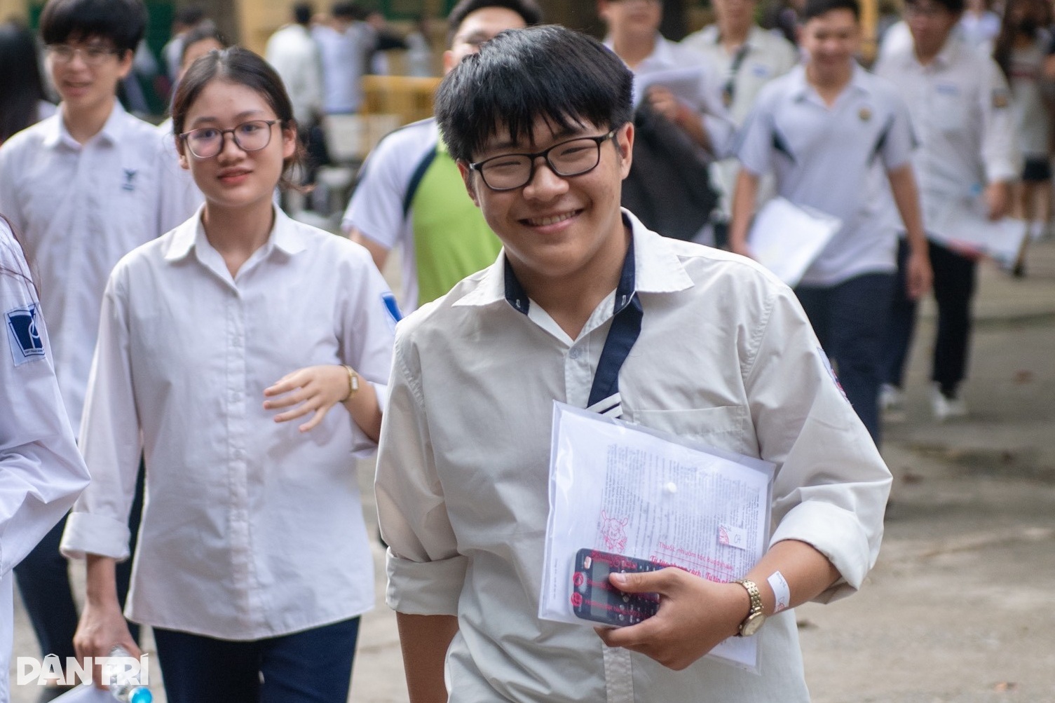 View - Sĩ tử Hà Nội nhảy cẫng ăn mừng, giải tỏa áp lực sau môn thi cuối cùng | Báo Dân trí