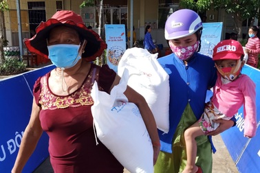 Hàng chục ngàn người về quê, Cà Mau "xin" hỗ trợ hơn 3.200 tấn gạo