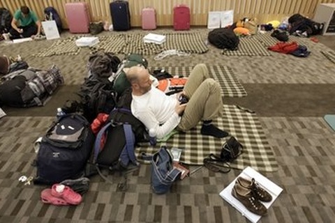 Anh điều tàu chiến giải cứu công dân mắc kẹt vì tro bụi