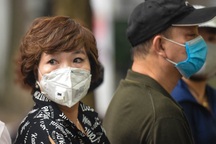 Đeo khẩu trang, cầm nước rửa tay đến xếp hàng mua bánh trôi