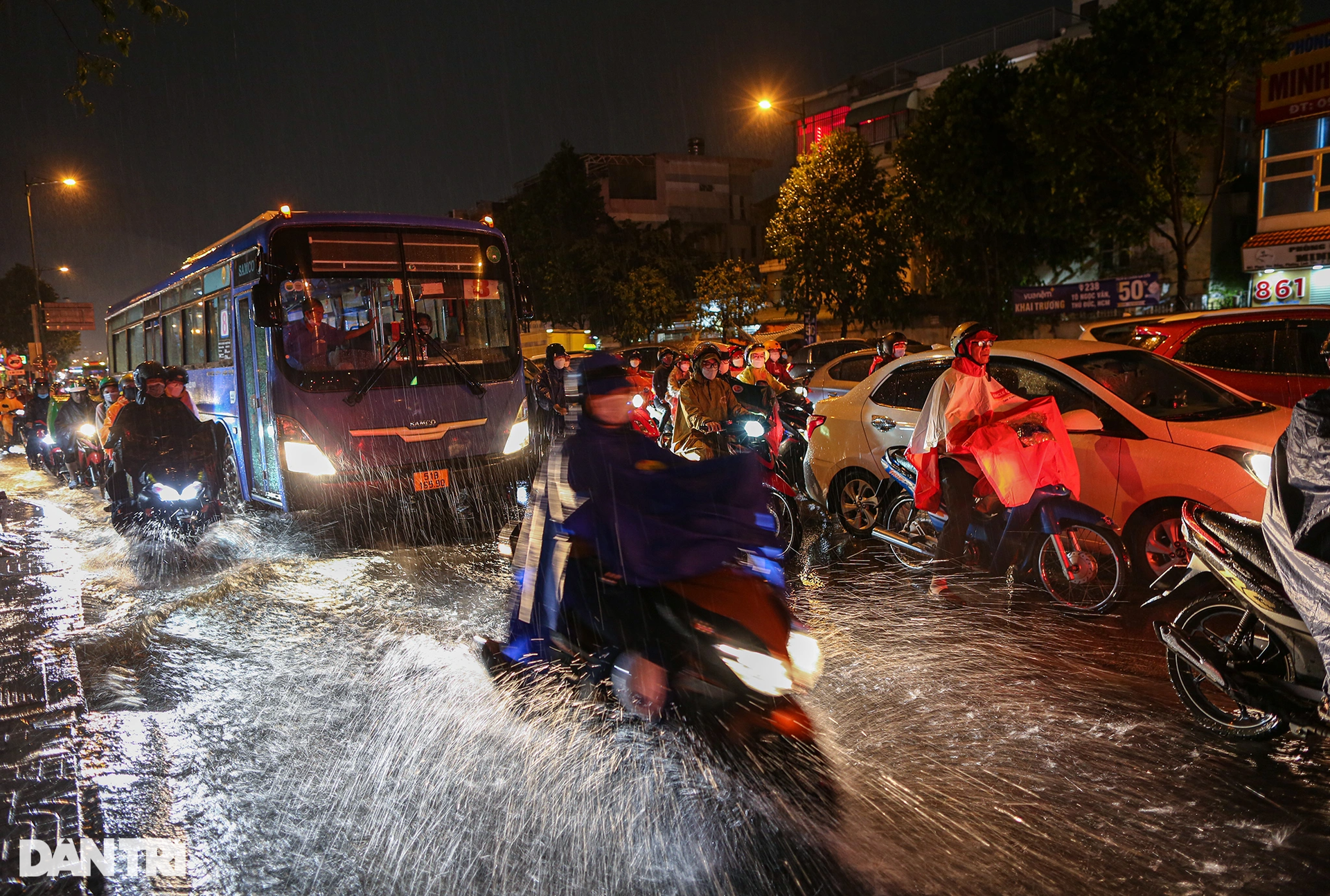 Nước từ hố ga tràn lên cuồn cuộn, kẹt xe kéo dài trong đêm mưa ở TP Thủ Đức - 1 Nước từ hố ga tràn lên cuồn cuộn, kẹt xe kéo dài trong đêm mưa ở TP Thủ Đức - 1