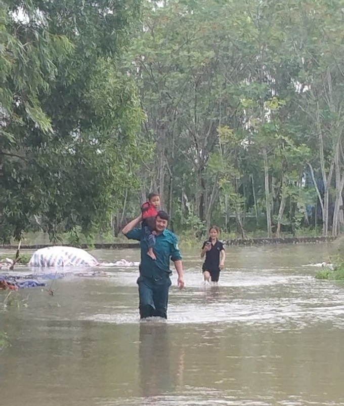 Mưa lớn khiến nhiều địa phương ở huyện Quỳnh Lưu ngập sâu.

