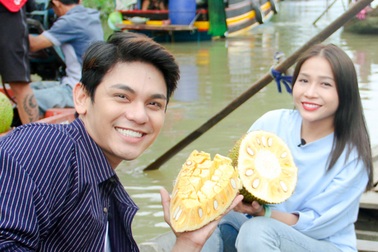 Khả Như rủ Sơn Ngọc Minh cùng “rong chơi” trước Tết