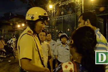 Ông Đoàn Ngọc Hải xin lỗi và móc tiền túi hỗ trợ cho du khách bị cướp