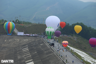 Bay khinh khí cầu ở nơi phát hiện loài Sao la đầu tiên trên thế giới
