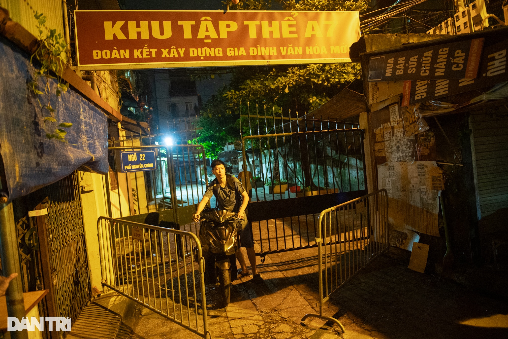 Hà Nội di dời trong đêm 160 người dân khỏi nhà tập thể cũ để tránh bão Yagi - 1 Hà Nội di dời trong đêm 160 người dân khỏi nhà tập thể cũ để tránh bão Yagi - 1