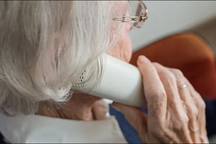 Cách giúp người lớn tuổi ngăn chặn lừa đảo qua điện thoại