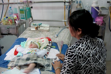 Bé sơ sinh suýt mất mạng vì “lang vườn”