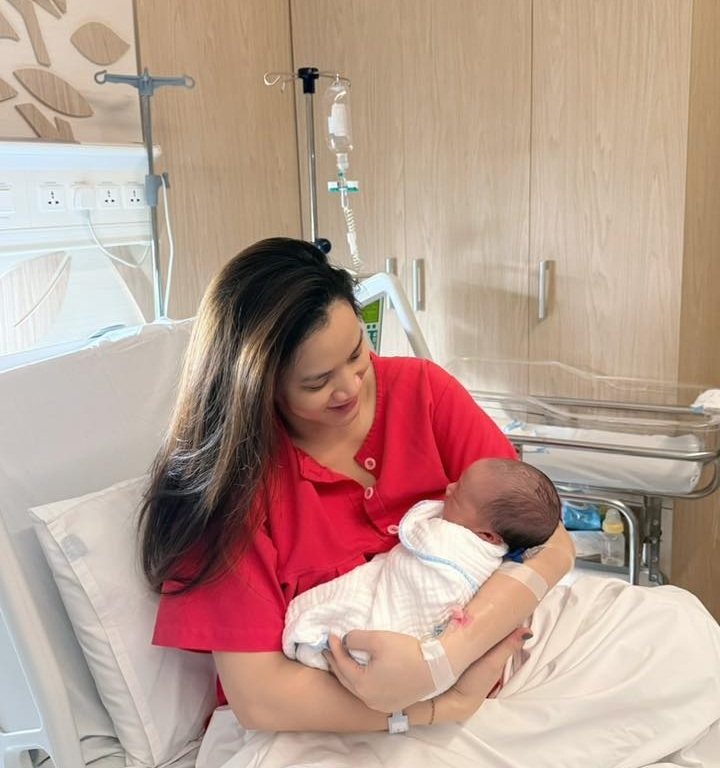 Diễn viên Trang Nhung sinh con thứ 3, rạng rỡ bên chồng đạo diễn - 2