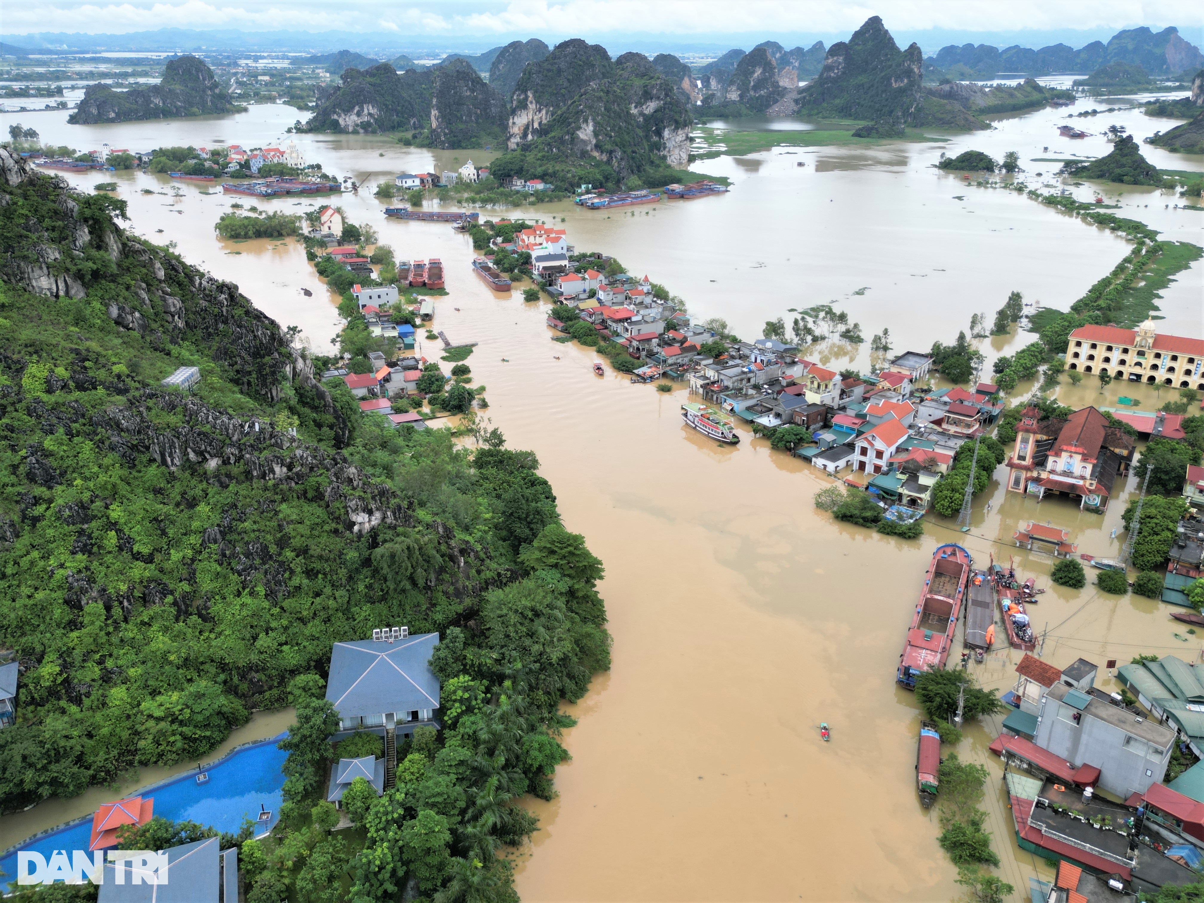 View - Toàn cảnh "cơn đại hồng thủy" cô lập hàng nghìn nhà dân ở Ninh Bình | Báo Dân trí