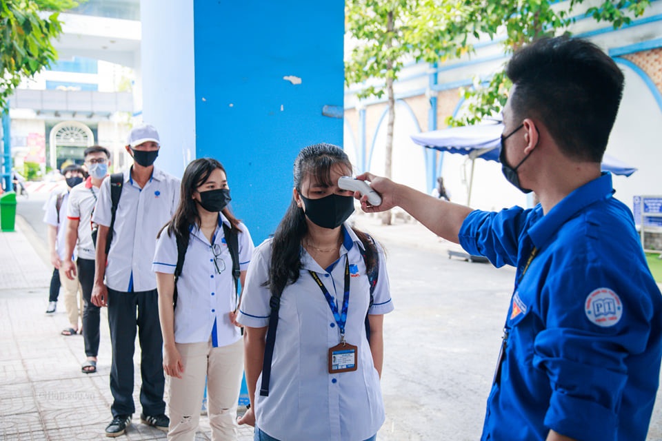 Sinh viên nhiều trường ở TPHCM tấp nập quay trở lại giảng đường - 3 Sinh viên nhiều trường ở TPHCM tấp nập quay trở lại giảng đường - 3