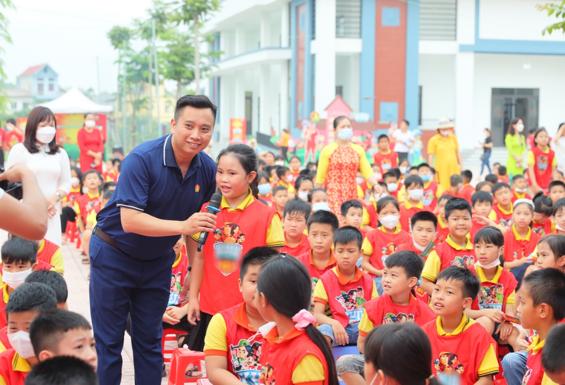 Tặng học bổng và máy tính bảng cho thiếu nhi vượt khó ở Bắc Giang - 1 Tặng học bổng và máy tính bảng cho thiếu nhi vượt khó ở Bắc Giang - 1