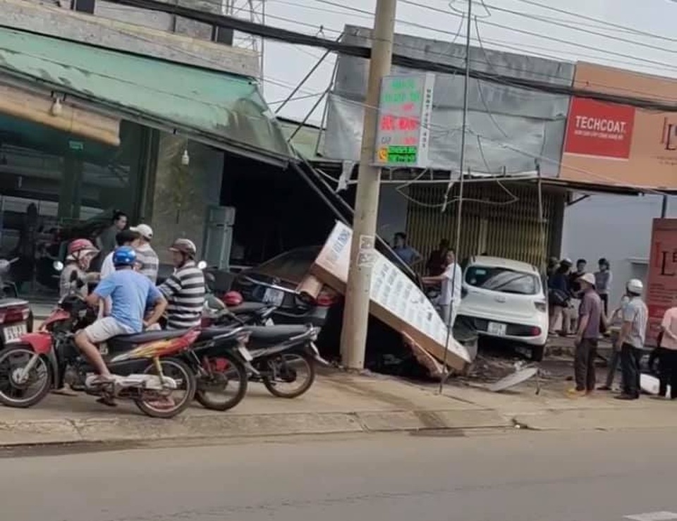 Ô tô nát bét sau khi xới tung hàng hiên nhà dân - 1 Ô tô nát bét sau khi xới tung hàng hiên nhà dân - 1