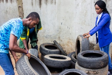 Cô gái trả tiền để mua rác, biến lốp xe thành mặt hàng hút khách