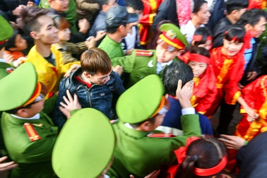 Lực lượng an ninh căng sức chống hỗn loạn cướp lộc tại hội Gióng