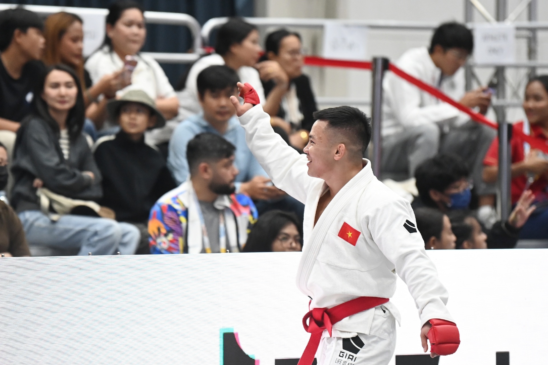 Världsmästaren Dao Hong Son förlorade sin öppningsmatch vid SEA Games med 33-11. Nhà vô địch thế giới Đào Hồng Sơn thua ngay trận ra quân SEA Games 33 - 11