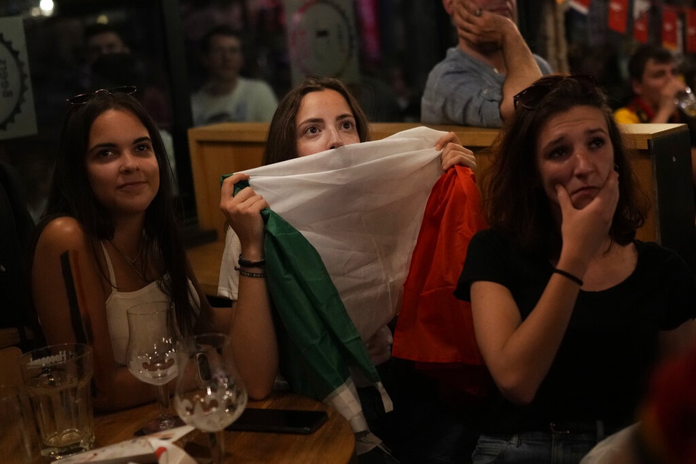 CĐV Italia đổ ra đường ăn mừng điên cuồng như thể vô địch Euro 2020 - 1 CĐV Italia đổ ra đường ăn mừng điên cuồng như thể vô địch Euro 2020 - 1