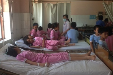 Hơn 50 học sinh tiểu học nhập viện sau bữa ăn trưa