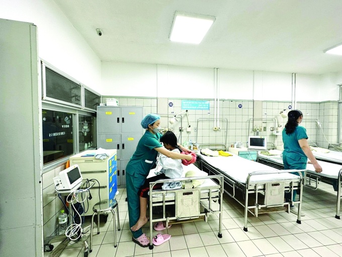 Điều dưỡng chăm sóc bệnh nhi vụ cháy chung cư mini ở Khương Hạ (Hà Nội).