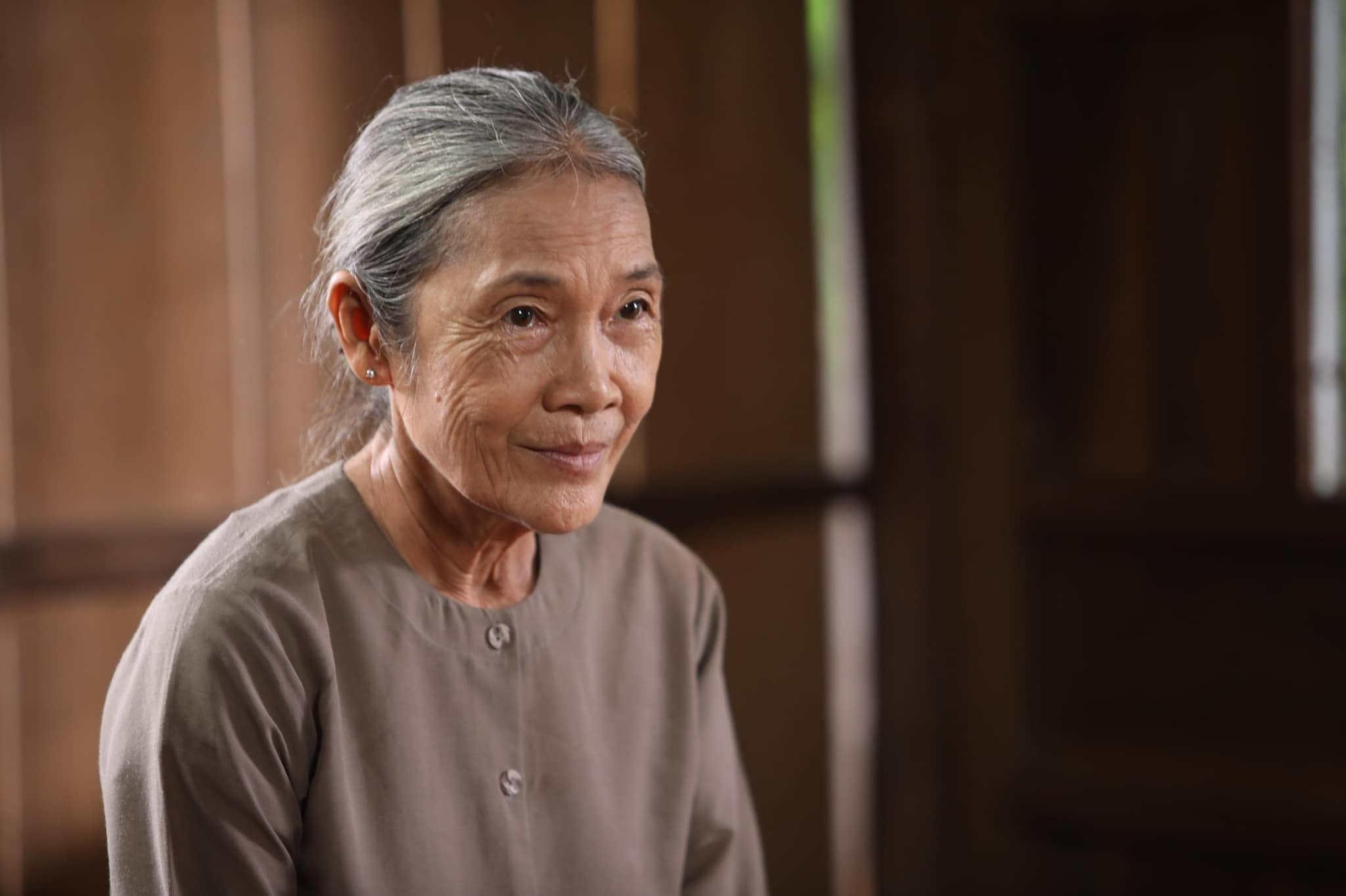 映画「ラット・マット:ミッドナイト」の70歳未満の女性主演女優は、今でも一緒に写真を撮りたいとファンに頼まれている - 1 Nữ chính U70 của phim Lật mặt: Nửa đêm vẫn có fan xin chụp ảnh cùng - 1