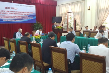 “Đương sự ngồi vân vê nhẫn kim cương, thẩm phán sao kiềm lòng nổi?”