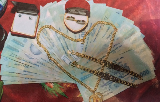 Nhà gái nói lời xin lỗi và hoàn trả lại sính lễ cho nhà trai. Ảnh: A.X