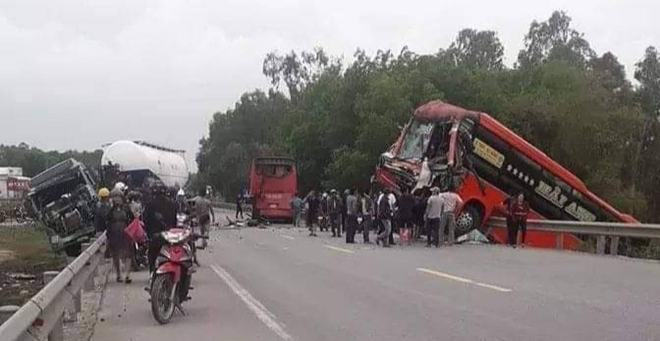 Nhiều người nhập viện sau vụ 3 ô tô tông nhau - 1 Nhiều người nhập viện sau vụ 3 ô tô tông nhau - 1