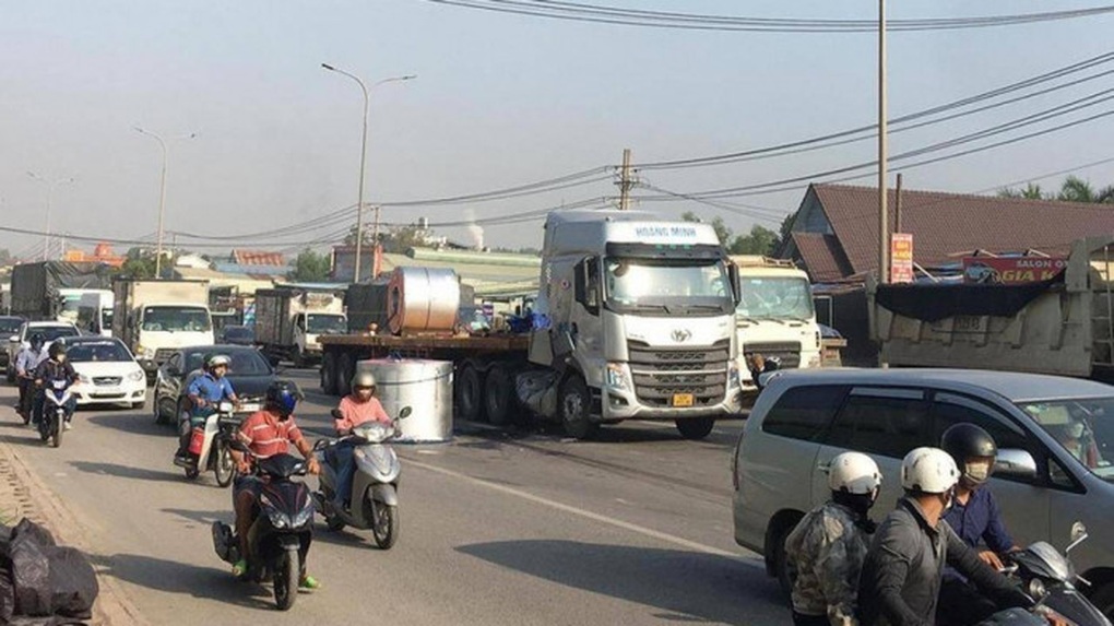 Ớn lạnh xe chở thép cuộn chằng buộc sơ sài: Không gây tai nạn có bị xử lý? - 1 Ớn lạnh xe chở thép cuộn chằng buộc sơ sài: Không gây tai nạn có bị xử lý? - 1