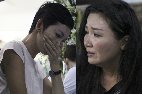 Nghệ sĩ Việt khóc nghẹn khi đến viếng ca sĩ Minh Thuận lúc tối muộn