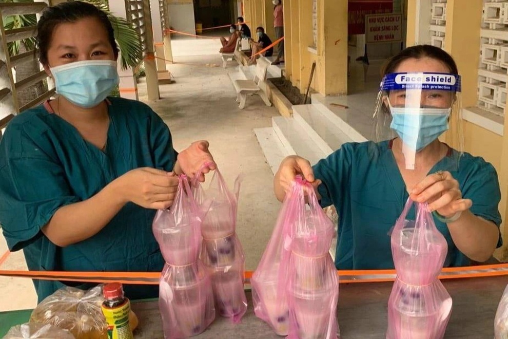 Nữ hộ lý chăm sóc bệnh nhân F0: Không nghĩ được nhiều người quan tâm vậy! - 5 Nữ hộ lý chăm sóc bệnh nhân F0: Không nghĩ được nhiều người quan tâm vậy! - 5