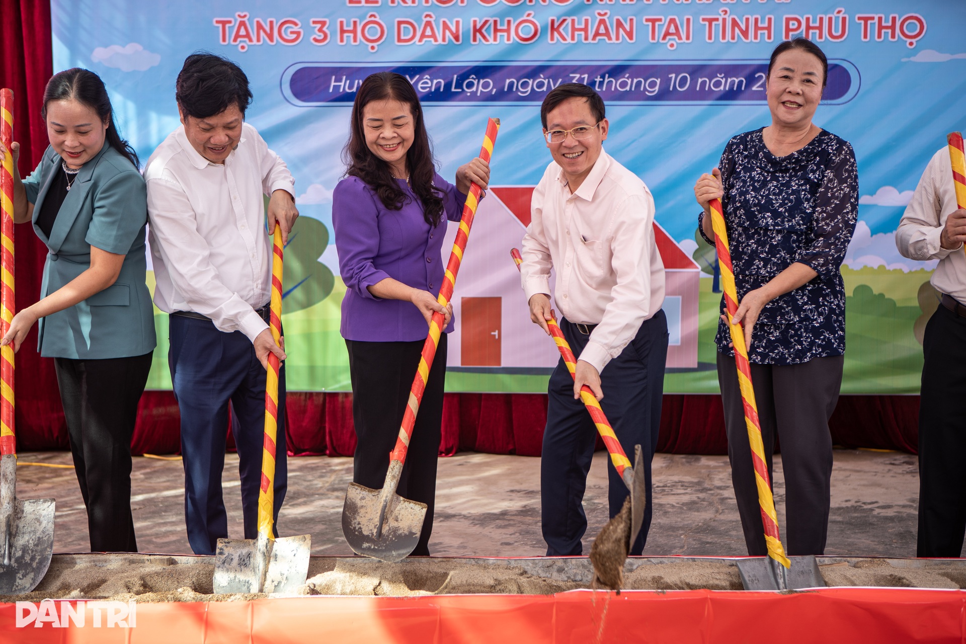 Báo Dân trí khởi công 5 ngôi nhà Nhân ái tại Phú Thọ, Bắc Giang - 8 Báo Dân trí khởi công 5 ngôi nhà Nhân ái tại Phú Thọ, Bắc Giang - 8