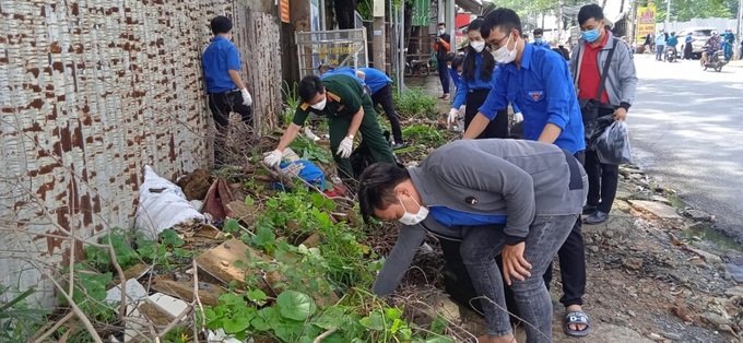 Trung tâm DVVL tỉnh Đồng Nai phối hợp với UBND phường Tân Hiệp cùng với phòng Cảnh sát cơ động ra quân thực hiện ngày thứ bảy “xanh - sạch - đẹp”.