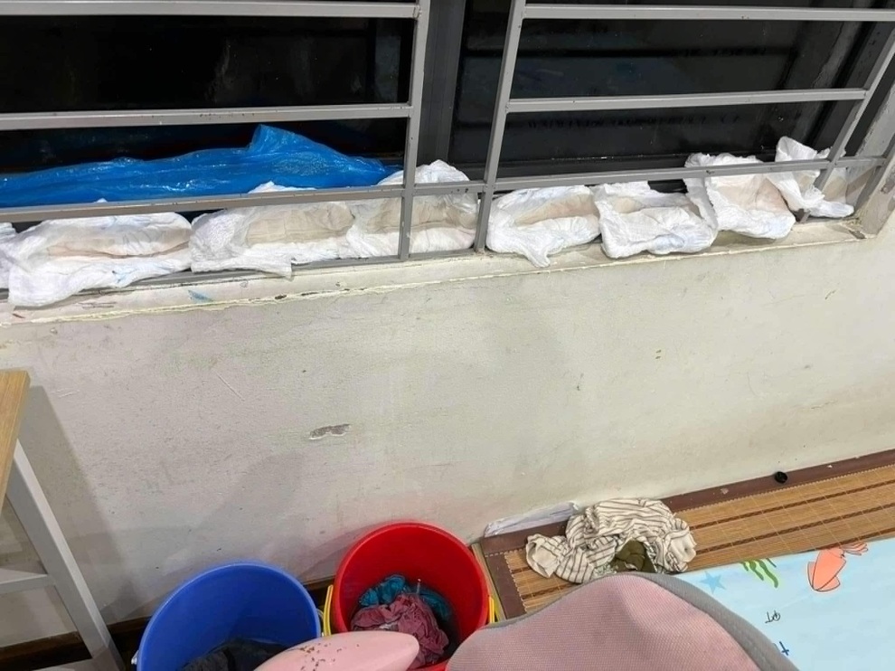 Nước tràn vào ào ạt, dân chung cư Hà Nội trắng đêm mang nồi, chậu ra hứng - 2 Nước tràn vào ào ạt, dân chung cư Hà Nội trắng đêm mang nồi, chậu ra hứng - 2