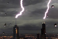 Sét đánh 2 toà nhà chọc trời cùng lúc