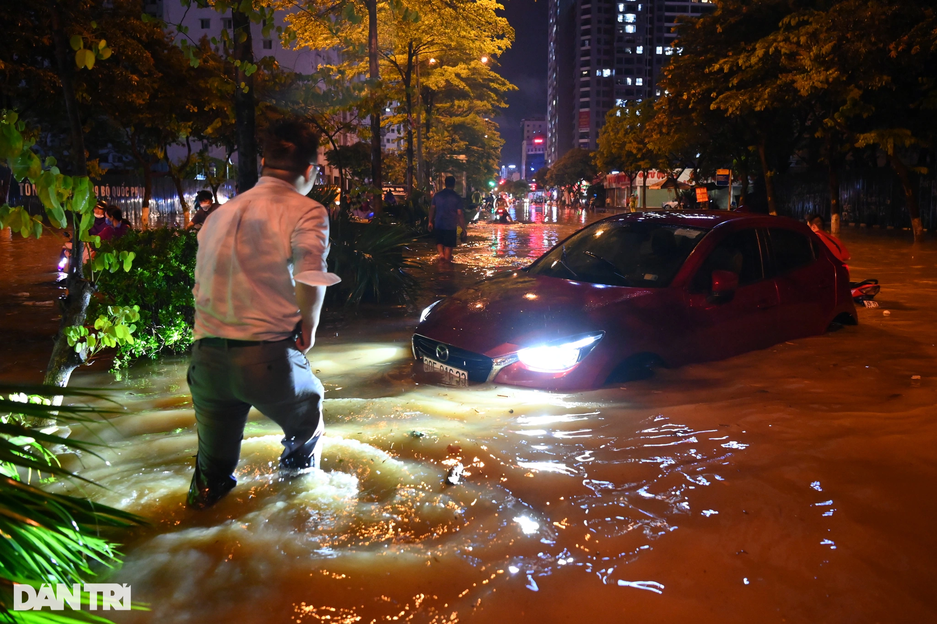 Mưa lớn ở Hà Nội, nhiều xe sang bay biển số, ngập sâu trong nước - 3 Mưa lớn ở Hà Nội, nhiều xe sang bay biển số, ngập sâu trong nước - 3