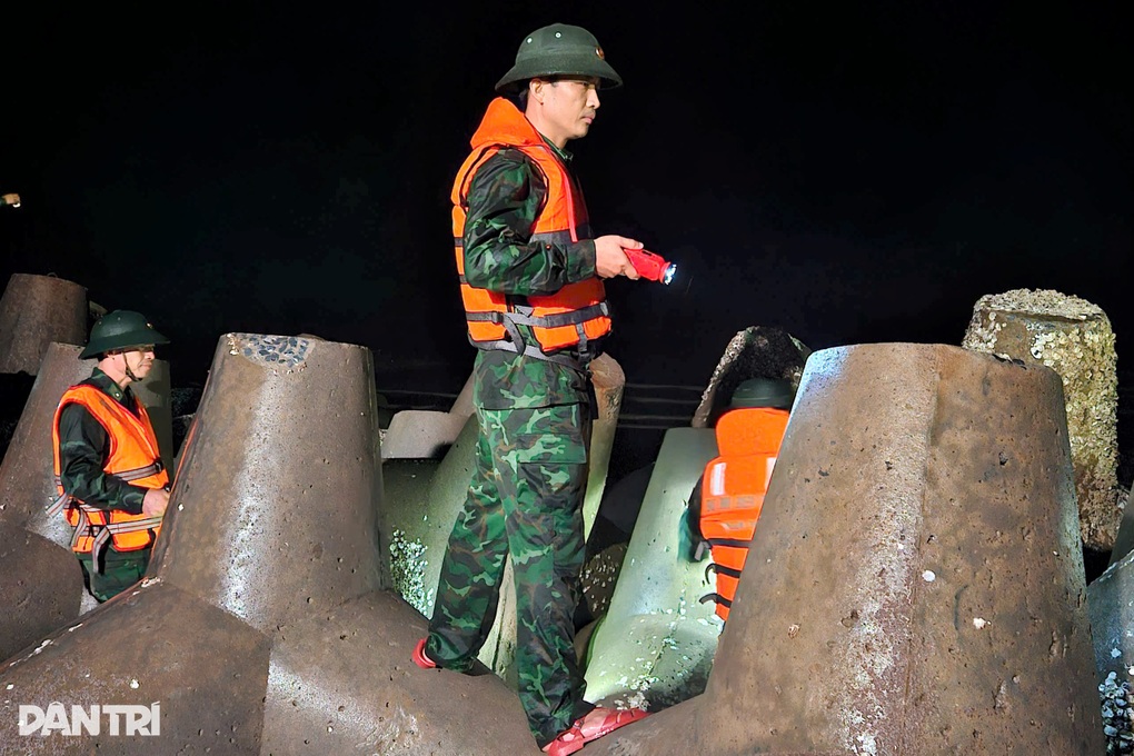 Bộ đội biên phòng dầm mưa xuyên đêm canh bão - 2