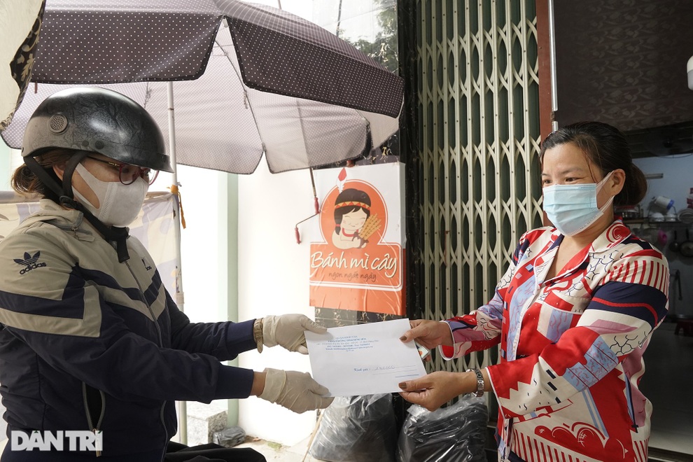 TPHCM: Trắng đêm giải quyết hồ sơ để tiền hỗ trợ kịp đến với người dân - 5 TPHCM: Trắng đêm giải quyết hồ sơ để tiền hỗ trợ kịp đến với người dân - 5
