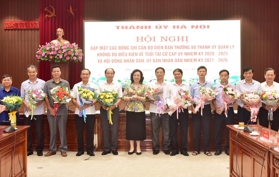 Hà Nội: 56 cán bộ chủ chốt có đơn xin nghỉ sớm, nhường ghế cho thế hệ trẻ - 2 Hà Nội: 56 cán bộ chủ chốt có đơn xin nghỉ sớm, nhường ghế cho thế hệ trẻ - 2