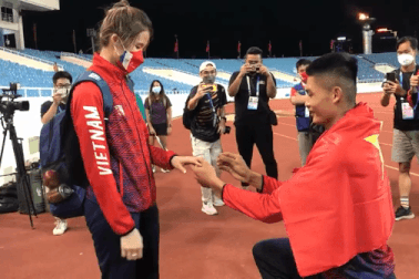Màn cầu hôn lãng mạn của nhà vô địch SEA Games ngay trên sân thi đấu