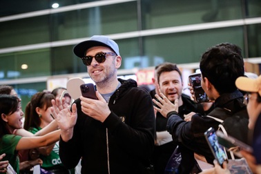 Westlife được bảo vệ nghiêm ngặt khi đến TPHCM, thân thiện chào fan Việt