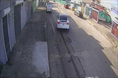 Chiếc Tesla Model X làm loạn phố, tài xế đổ lỗi... tại xe