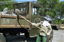 Gánh nặng mưu sinh oằn vai những “bóng hồng” cửu vạn