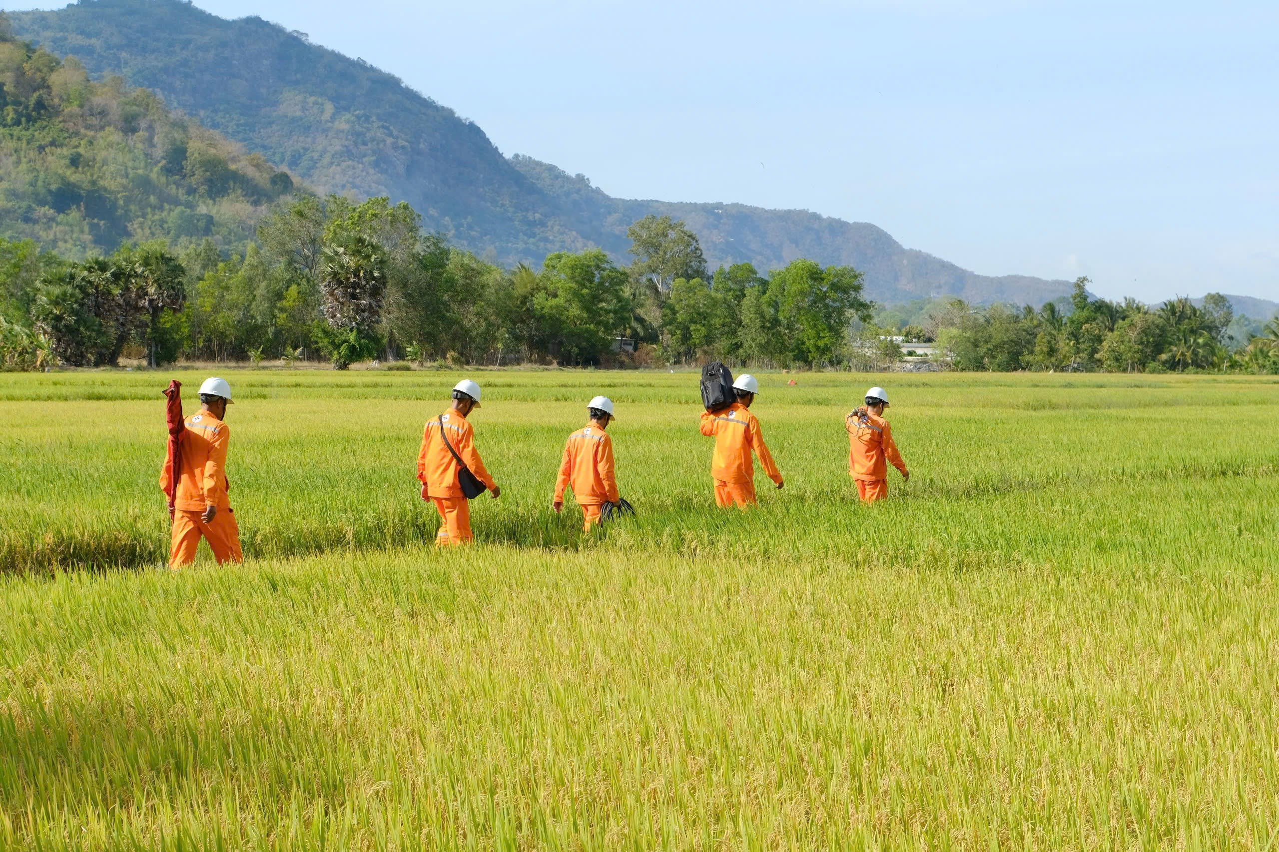 Vượt mọi nẻo đường đem ánh sáng đến người dân