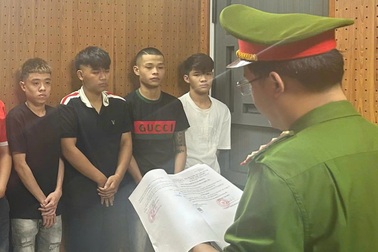 Tìm đối thủ trả thù, nhóm thanh thiếu niên vô cớ tấn công 2 người khác