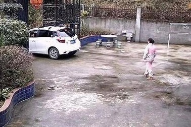 Vợ tiễn chồng đi làm xa với thái độ hờ hững, sự thật sau đó ai cũng nghẹn ngào