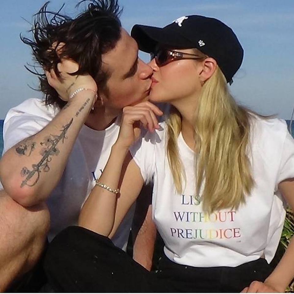 Brooklyn Beckham liên tục nịnh đầm bạn gái - 9 Brooklyn Beckham liên tục nịnh đầm bạn gái - 9