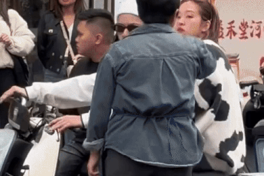 Ca sĩ JayKii xin lỗi về clip cự cãi gay gắt với người bán hàng ở nước ngoài