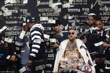 Mayweather ném tiền thật vào người McGregor