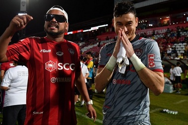 HLV Muangthong United cảm ơn Văn Lâm và đồng đội sau cú nhảy vọt