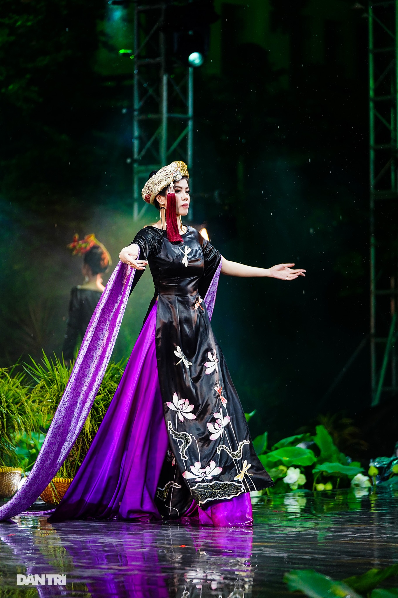 Khác lạ hình ảnh phố đi bộ, chợ Bến Thành, Thủ Thiêm… trên tà áo dài - 16